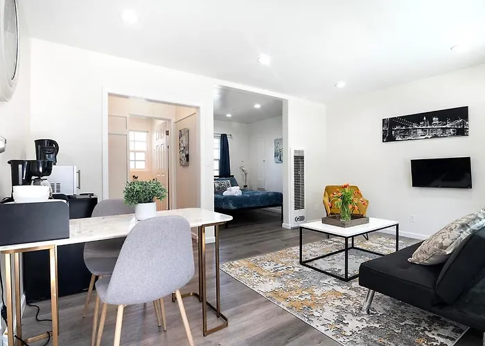 Cozy Ground-Floor Studio Near Beverly Hills Dining & Pico Blvd